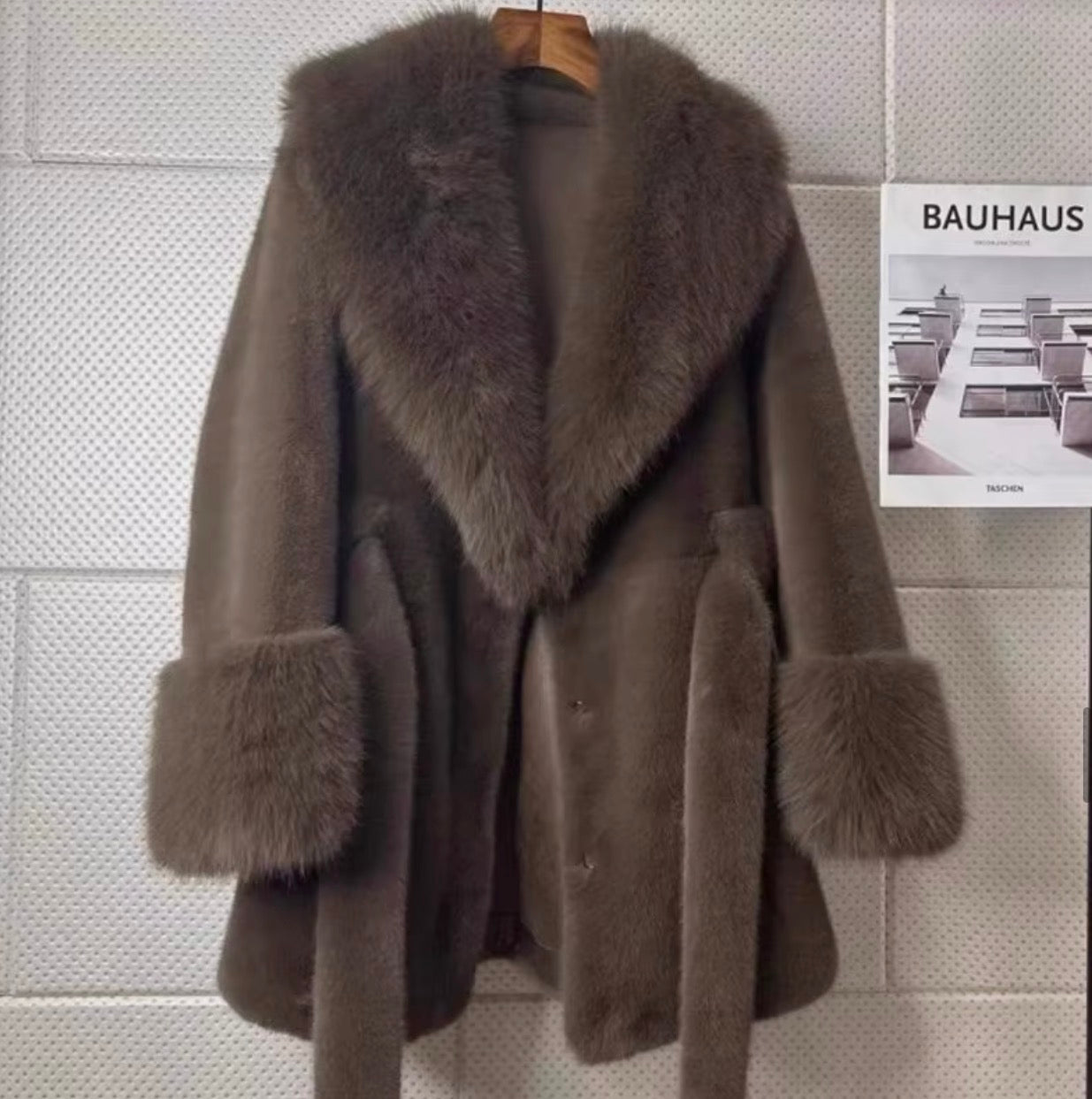 Yes, I Am - Coats / manteau en fausse fourrure