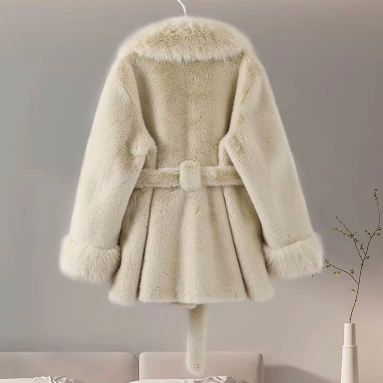 Yes, I Am - Coats / manteau en fausse fourrure