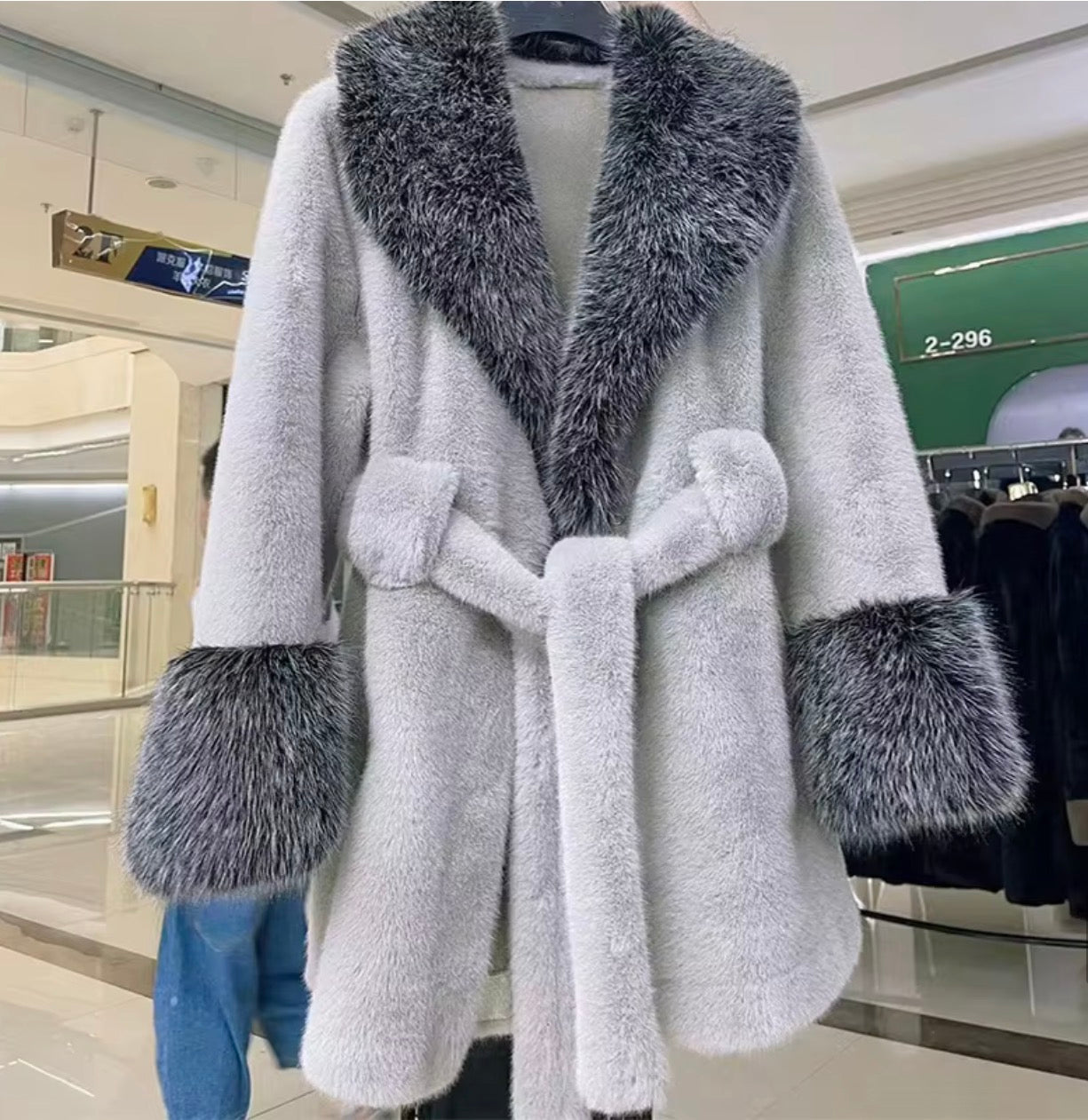 Yes, I Am - Coats / manteau en fausse fourrure