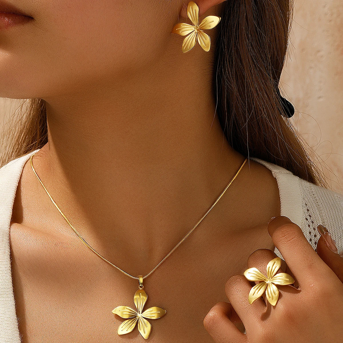More n more Flowers Stainless Steel - ensemble collier et boucles d’oreilles en acier inoxydable