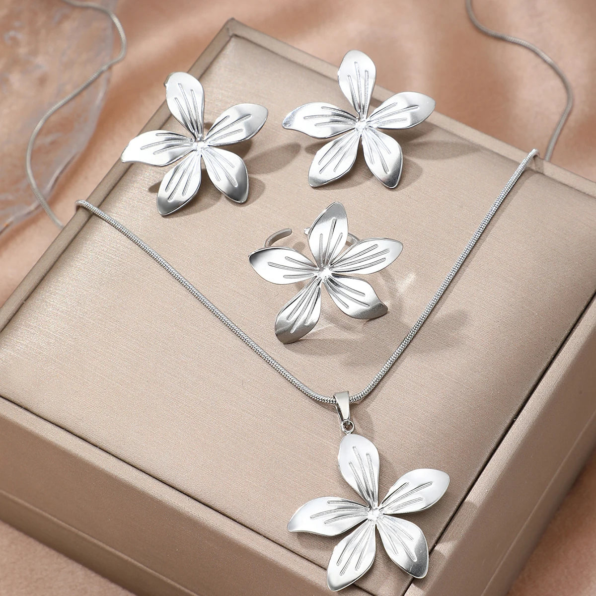 More n more Flowers Stainless Steel - ensemble collier et boucles d’oreilles en acier inoxydable