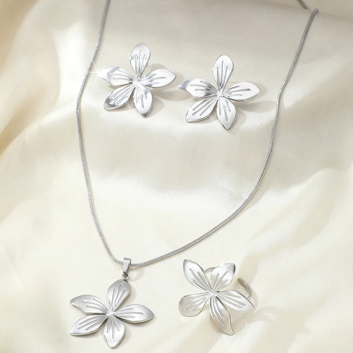 More n more Flowers Stainless Steel - ensemble collier et boucles d’oreilles en acier inoxydable
