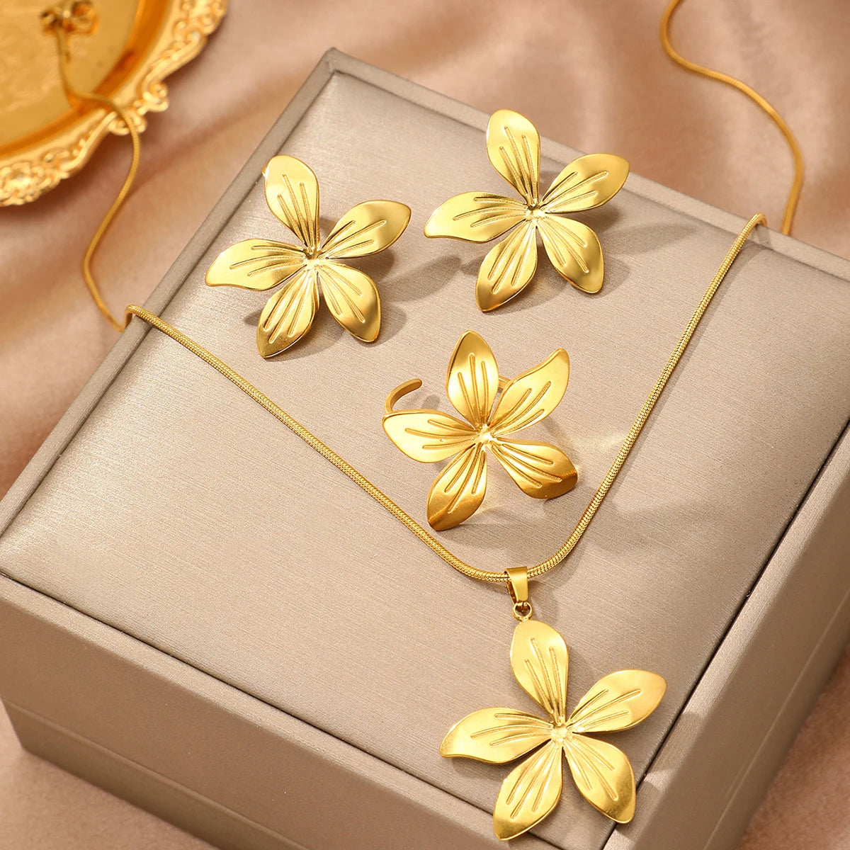 More n more Flowers Stainless Steel - ensemble collier et boucles d’oreilles en acier inoxydable