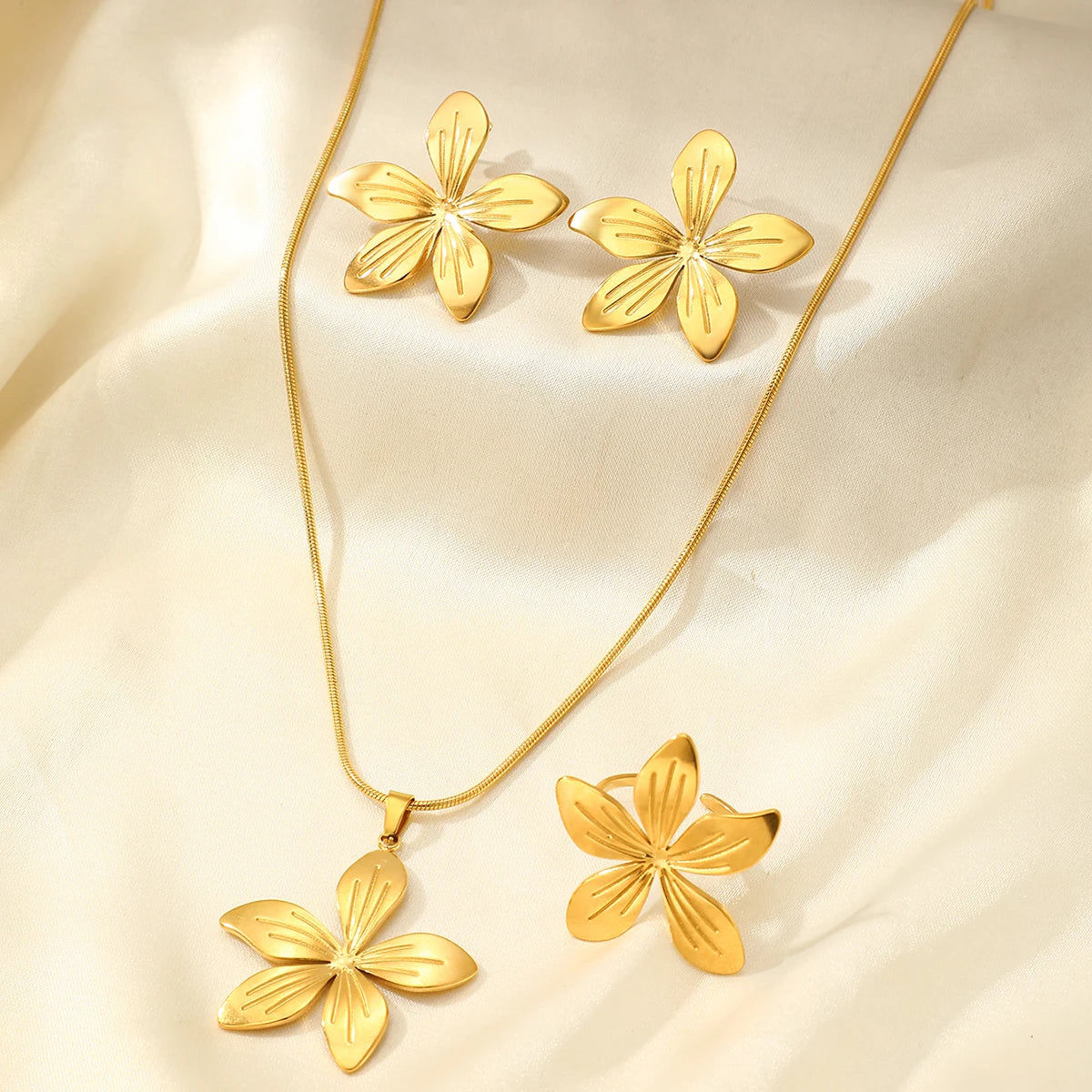 More n more Flowers Stainless Steel - ensemble collier et boucles d’oreilles en acier inoxydable