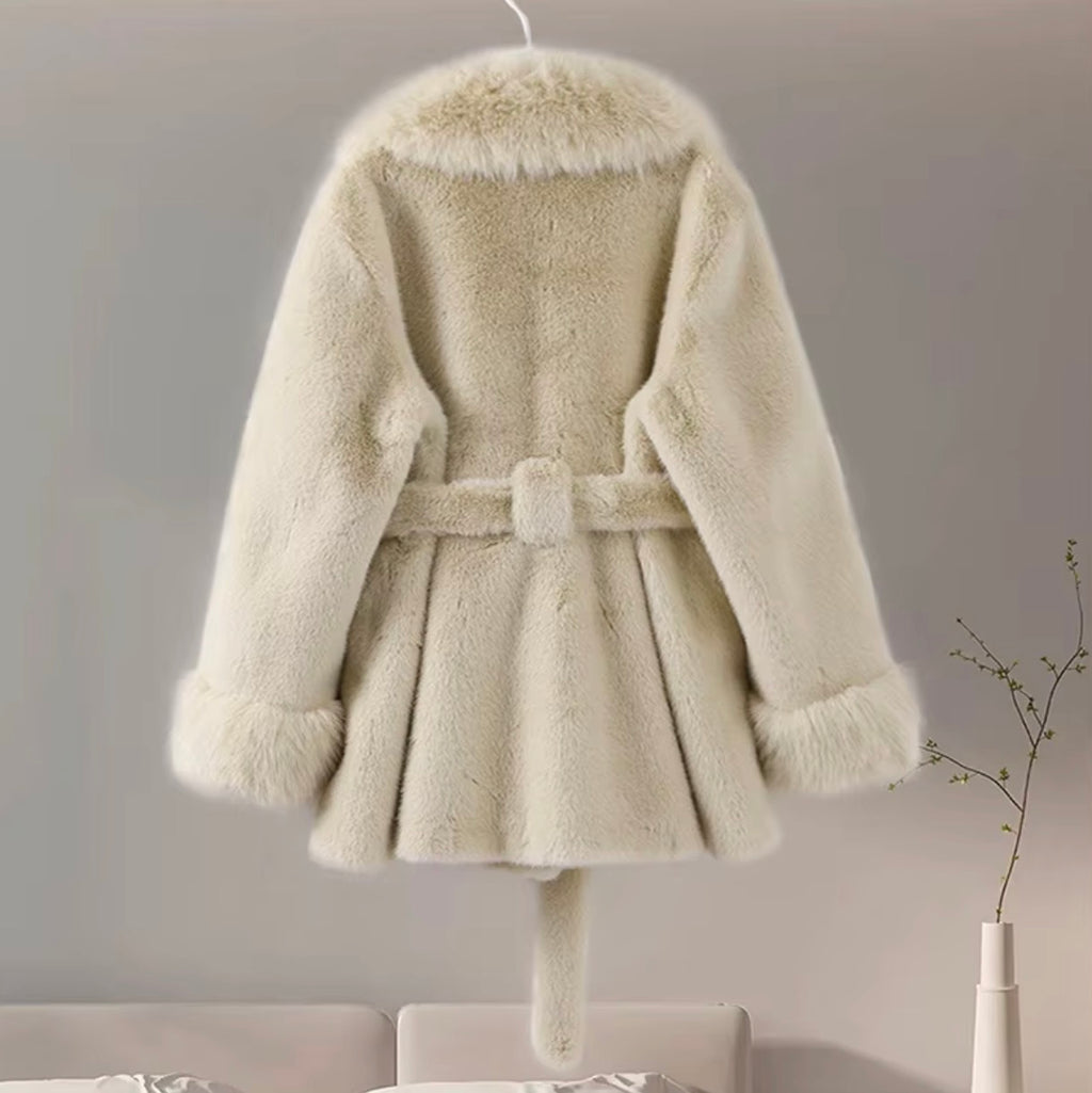 Yes, I Am - Coats / manteau en fausse fourrure