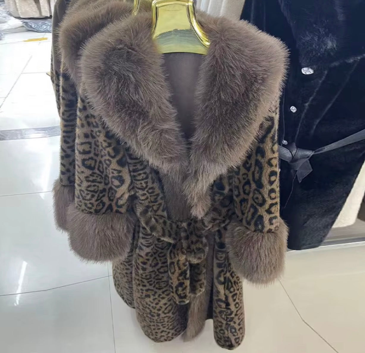 Yes, I Am - Coats / manteau en fausse fourrure