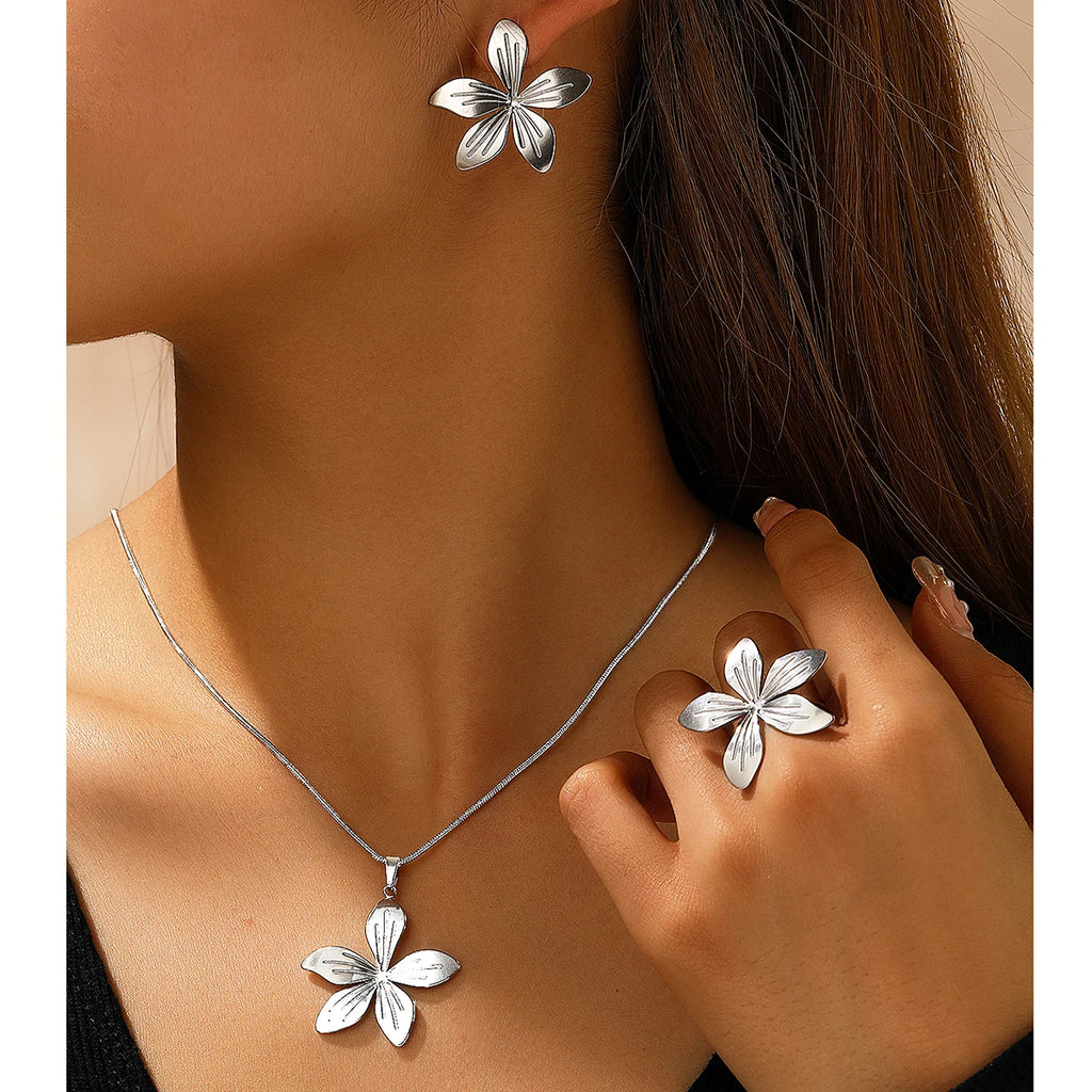 More n more Flowers Stainless Steel - ensemble collier et boucles d’oreilles en acier inoxydable